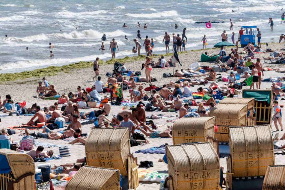 Urlauber drängen sich an den Stränden der Ostsee.