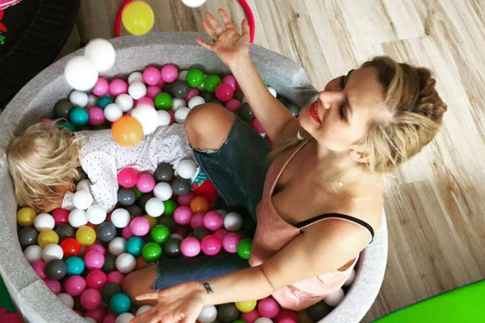Erzieht ihre Kinder frei und ohne Regeln: Model Sara Kulka (27).