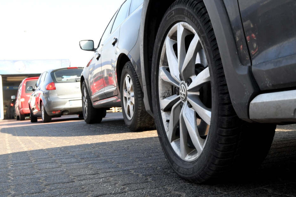 Autos warten auf die Einfahrt in eine Autowaschanlage. Fahrer mit Washtec-App geben mehr Geld fürs Autowaschen aus. (Archivbild)
