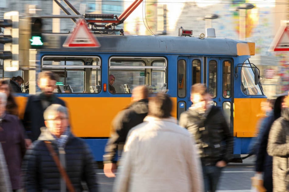 Ein aggressiver Mann trat und bespuckte am Mittwoch in einer Straßenbahn eine Frau. (Symbolbild)