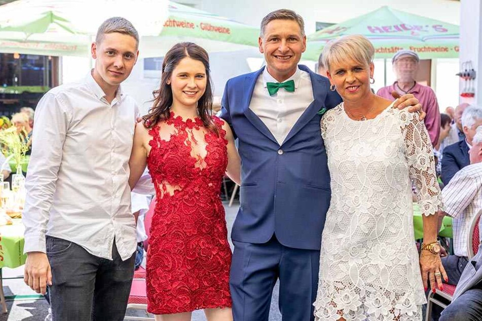 Diese Familie führt einen super erfolgreichen "Saftladen": Tino (50) und Kathrin Walcha (51) mit ihren Kindern Max (24, l.) und Marie-Therese (21, 2.v.l.).