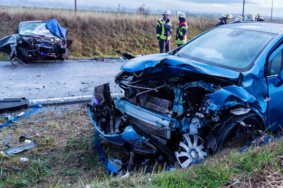 Im Bildvordergrund ist der Opel Mokka zu sehen, links hinten steht der VW.