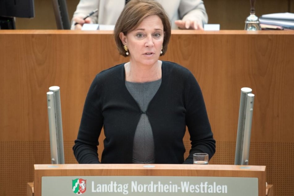 Schulministerin Yvonne Gebauer teilte die Entscheidung im Landtag mit.