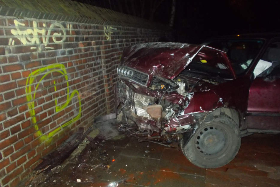 Der Audi krachte in eine Parkbucht.