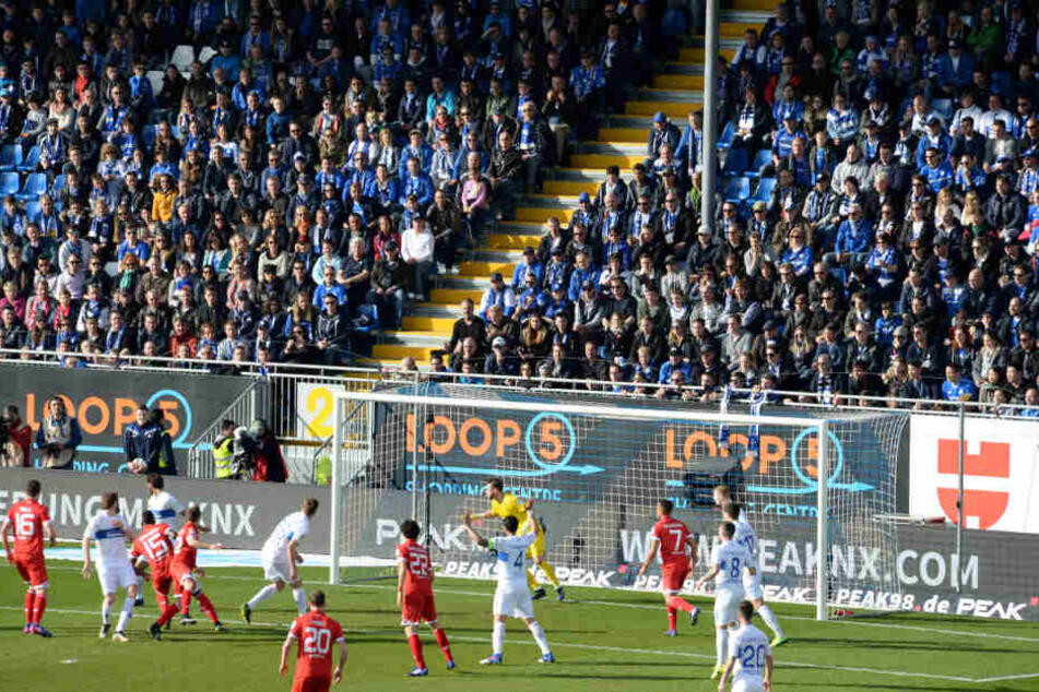 Bis jetzt fallen die Tore noch im Böllenfalltor, aber wenn das nicht bald aufgewertet wird, muss der SV Darmstadt 98 umziehen.