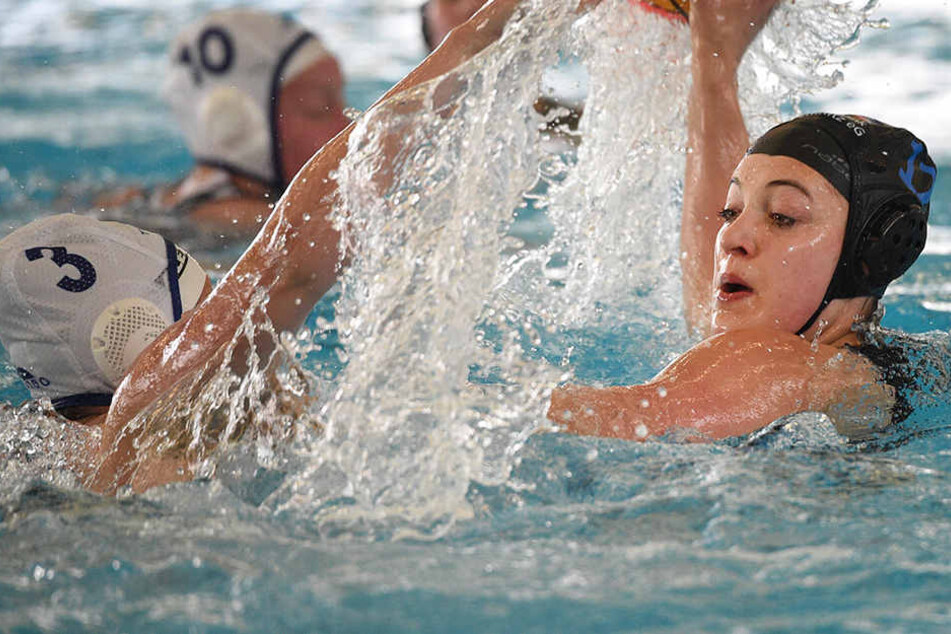 Die Wasserballerinnen des SC Chemnitz um Isabell Brödner (F.) spielen in der 1. Bundesliga. Trainingsfläche ist knapp.