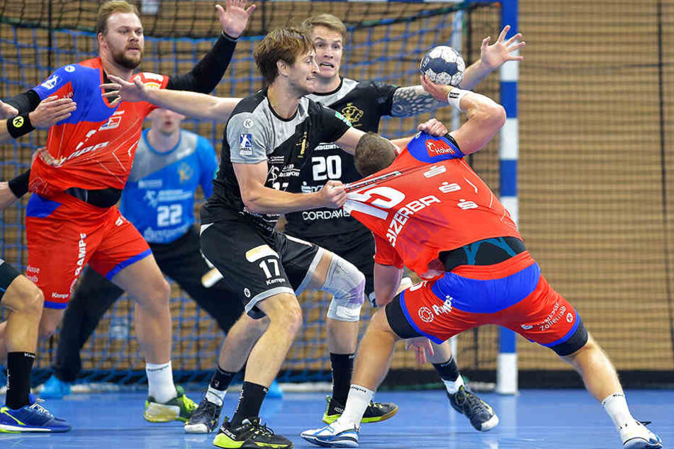 Dresdens Norman Flödl packt gegen Balingens Martin Strobel.