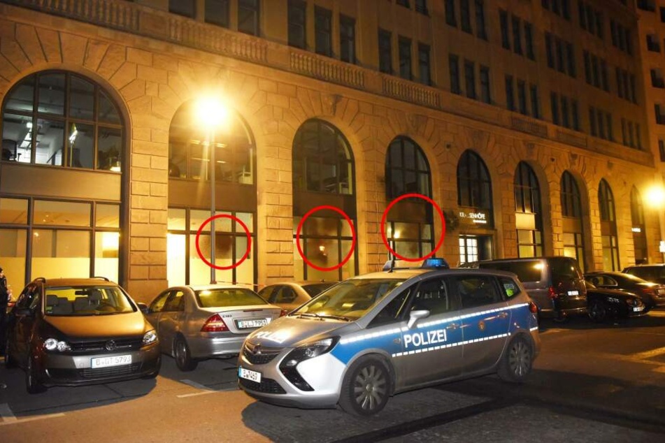 Das Amazon-Büro in Berlin-Mitte wurde in der Nacht mit Steinen beworfen und mit Farbe beschmiert.