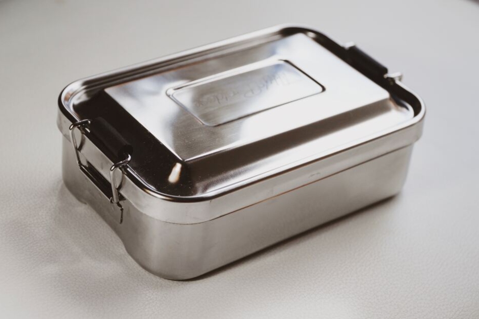 So einfach kann der Plastik-Verzicht sein: Tupperware aus Plastik einfach gegen Metall-Brotdosen eintauschen.