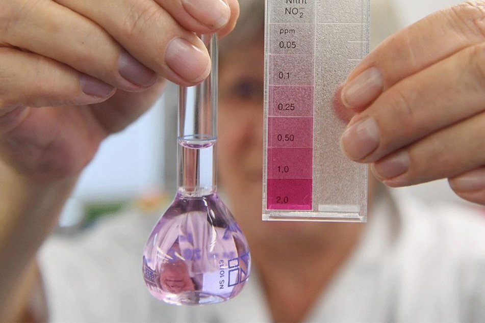 Flasche mit Grundwasserprobe .