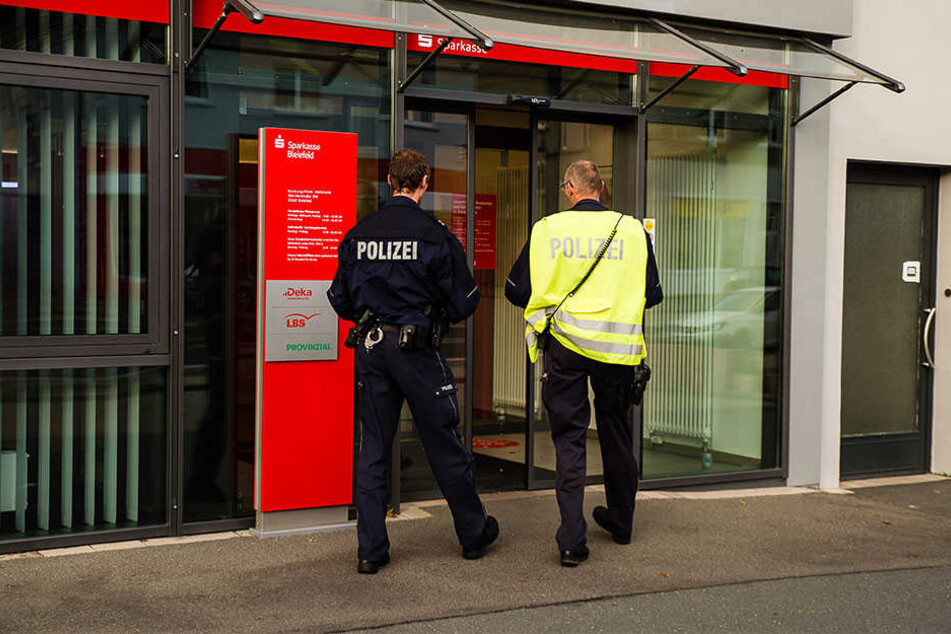 Die Filiale am Wellensiek ist geräumt worden. Die Polizei berät über weitere Schritte.
