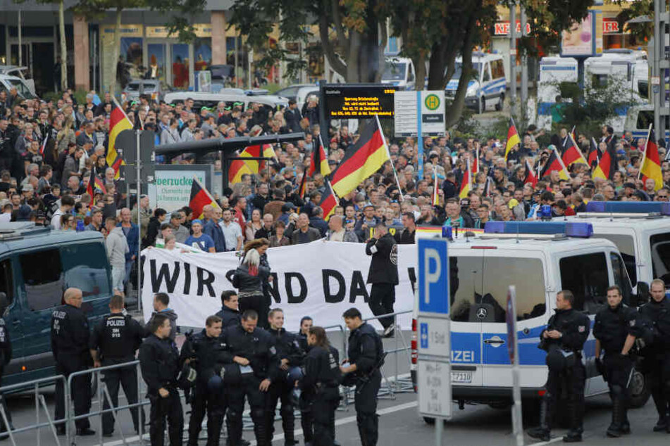 Demonstranten führten Spruchbänder mit sich, auf denen unter anderem "Wir sind das Volk" stand.