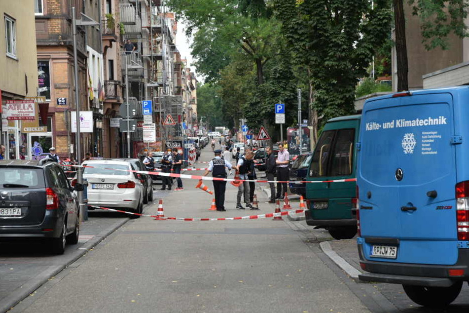 Einsatzkräfte sperren den Bereich in Mannheim ab.