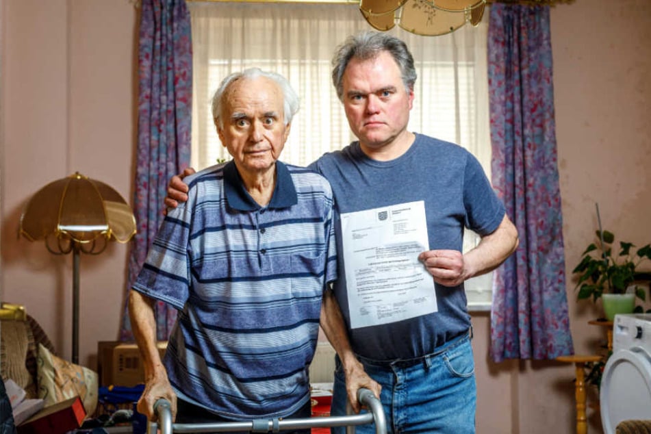 Sohn Ralf (50, mit Ladungsschreiben zum Haftantritt) half seinem schwerkranken Vater Christian Hantke (87) in die Wohnung zu kommen.