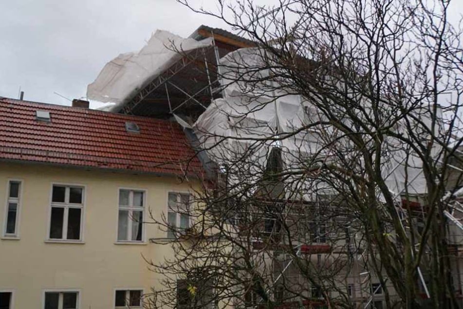 In Friedrichshain stürzte diese Gerüst auf das Dach eines Hauses.