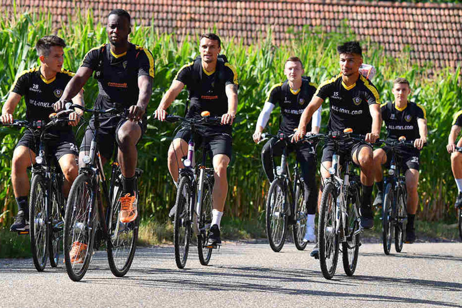 Erich Berko (2.v.l.) gehört genau wie Philip Heise und Osman Atilgan zur "Daddel-Clique" bei Dynamo, die gerne zockt.