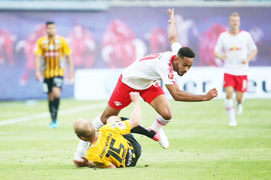 Stürmer Matheus Cunha entkommt dem am Boden liegenden Kari Arkivuo. RB Leipzig möchte auch im Rückspiel nichts anbrennen lassen.