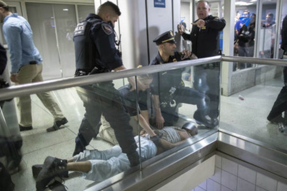 New Yorker Polizeibeamte überwältigten einen randalierenden Passagier in der Penn Station. Passanten glaubten an einen Schusswechsel und gerieten in Panik.