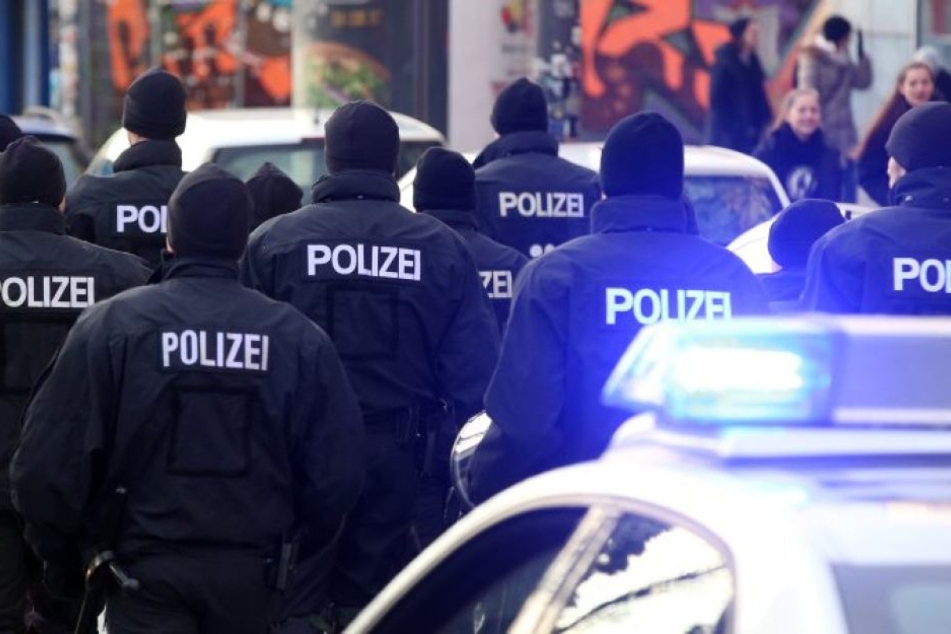 Mehr als 100 Polizisten waren in der Nacht zu Sonntag in Düsseldorf im Einsatz. (Symbolbild)