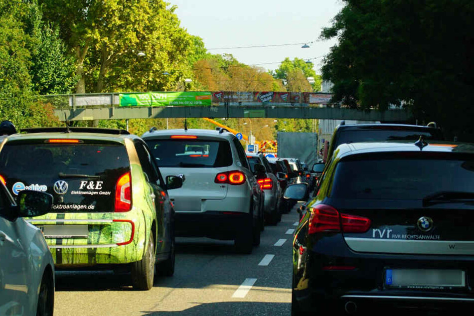 Geduldig bleiben müssen derzeit die Autofahrer in Bad Cannstatt.