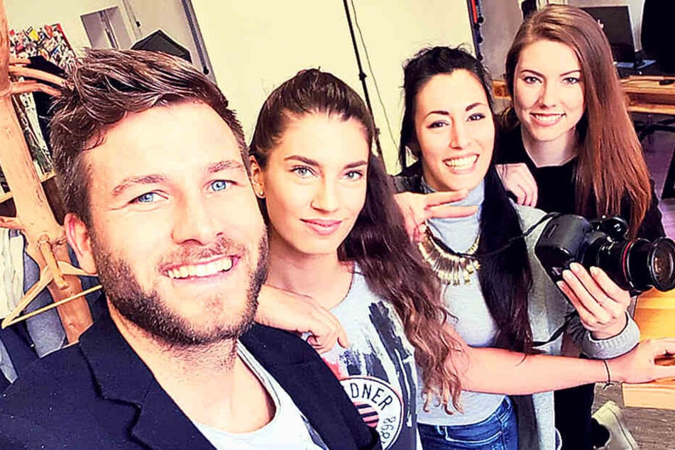 Shooting fürs Plakat mit Philipp Reuter (l.), Nikola Radosova (Zweite von links), Fotografin Amelie Jehmlich (Zweite von rechts) und DSC Marketing-Mitarbeiterin Fränze Schönbrodt.