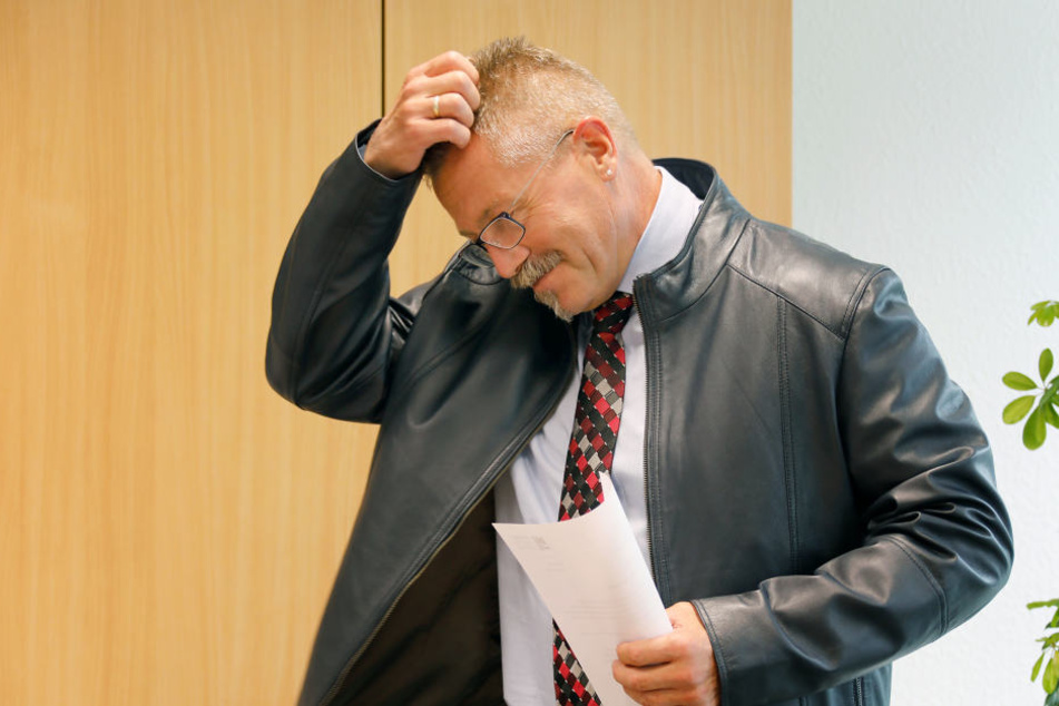Viel Geld für Gaga: Bürgermeister Miko Runkel (56) bezahlte 1370 Euro für die nutzlosen Anti-Terror-Container.