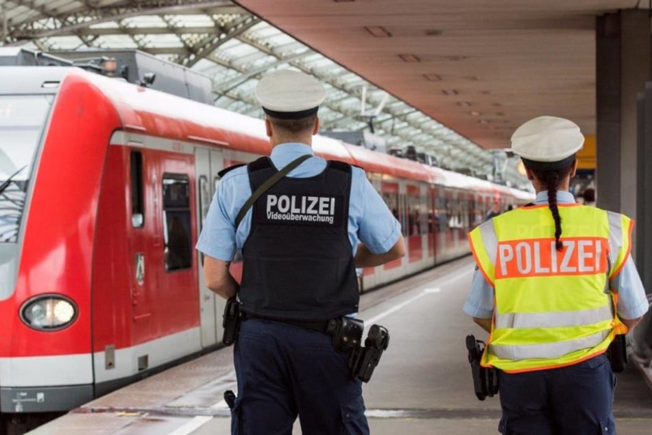 In einer S-Bahn ist ein Reisender aufgefallen, der im Zug - aber außerhalb der Toilette - urinierte. (Symbolbild)