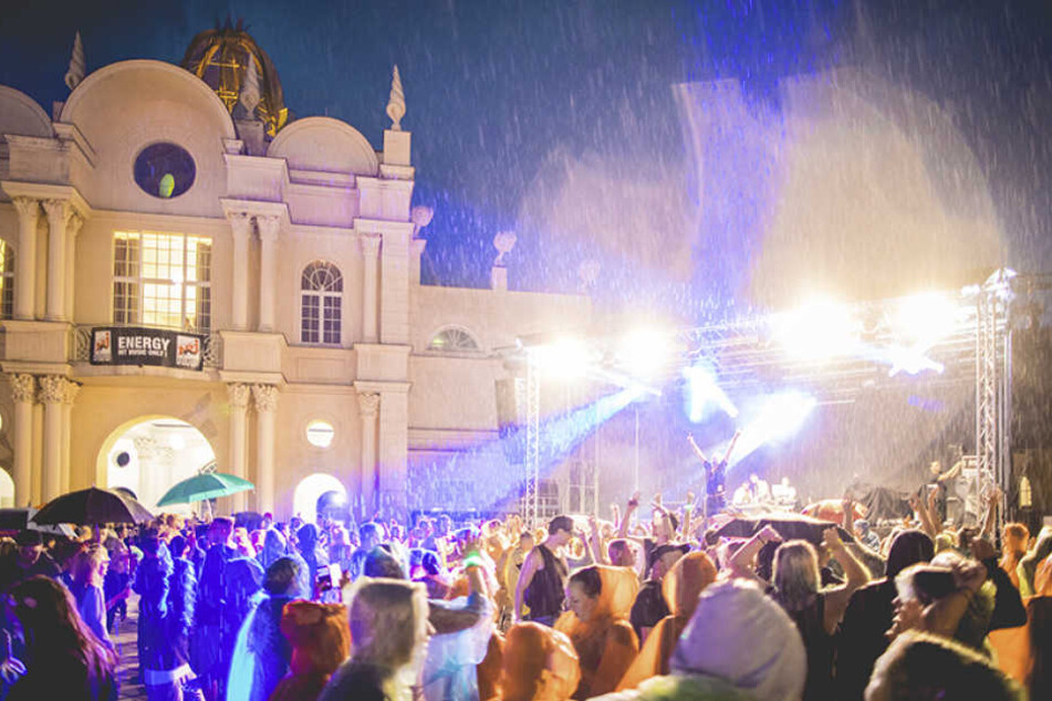 Die Regenschauer brachten der Partystimmung in diesem Jahr keinen Abbruch.