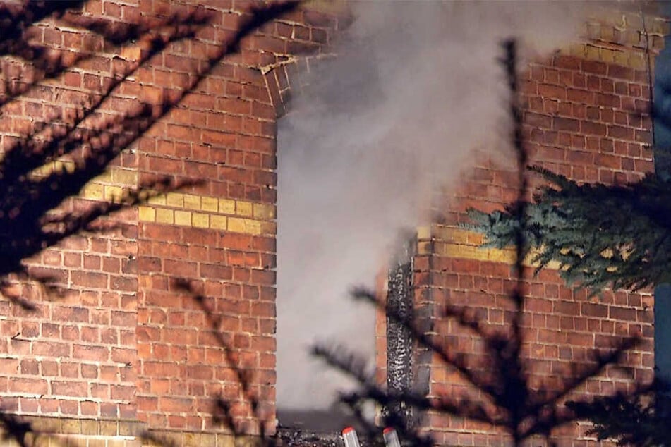 Die Feuerwehr musste die Leipziger Straße wegen der starken Rauchentwicklung zeitweise sperren.