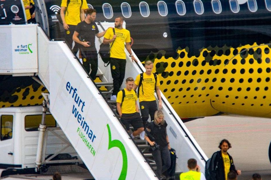 Die BVB-Spieler werden nach der Landung per Bus zum Steigerwaldstadion gebracht.