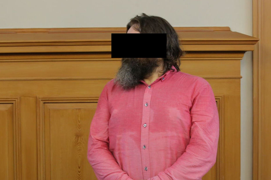Tomasz S. steht vor Gericht. Er wird angeklagt wegen Herbeiführung einer Sprengstoffexplosion, fahrlässiger Tötung und mehrfacher fahrlässiger Körperverletzung.