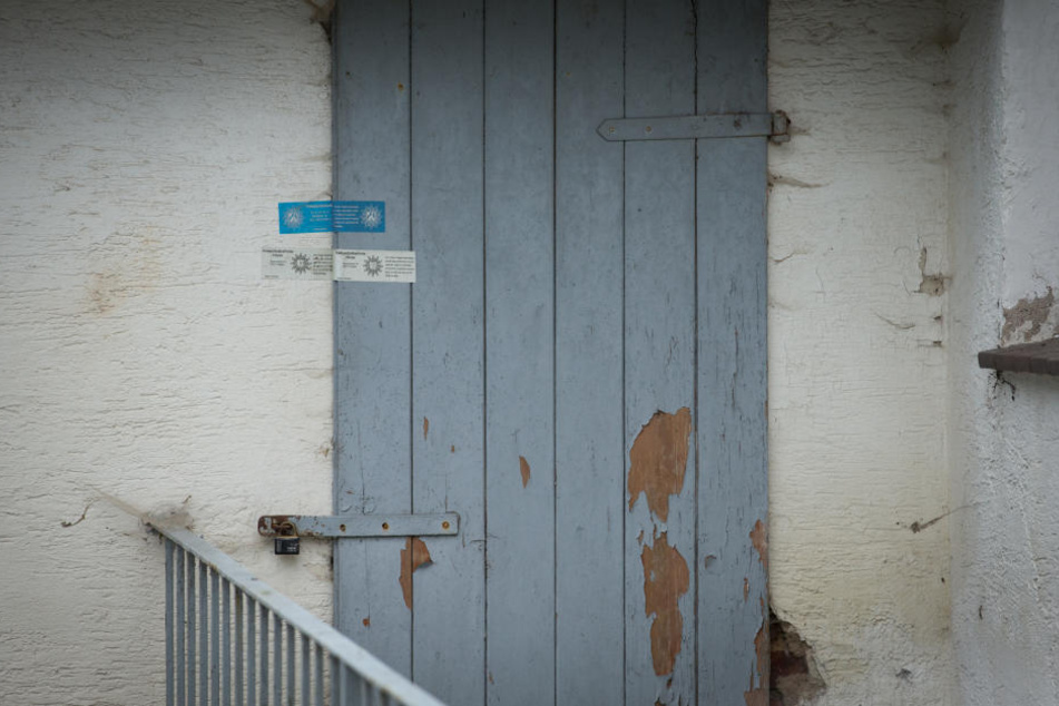 Polizeisiegel kleben am 19. September auf der Tür des Hauses in Höxter-Bosseborn.