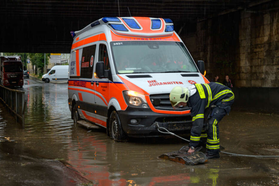 Der Rettungswagen musste am Ende abgeschleppt werden.