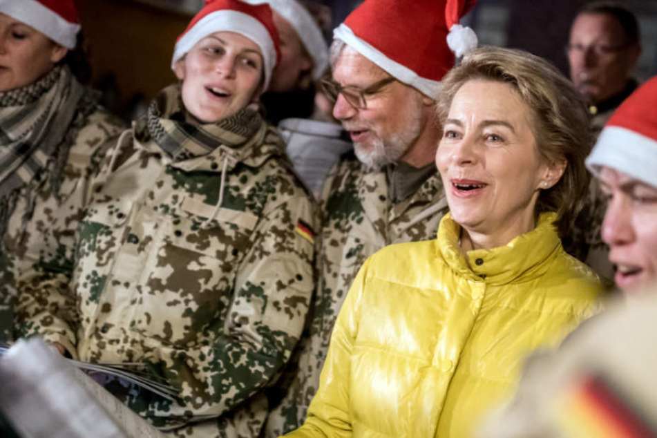 Auch in Afghanistan sang Verteidigungsministerin Ursula von der Leyen mit Soldatinnen und Soldaten der Bundeswehr die traditionellen Weihnachtslieder aus Thüringen.