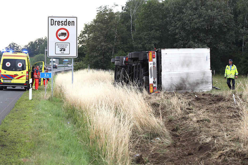 Bei Dresden kippte der Lastzug um und blieb liegen.