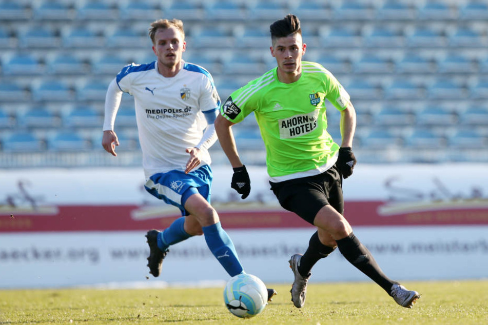 Dennis Mast (CFC) im Zweikampf mit Rene Eckhardt (Jena).
