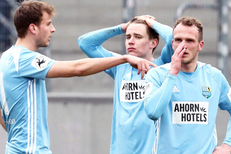 Hansch (Mitte) und seine Mitspieler können das Aus sicher noch nicht begreifen.