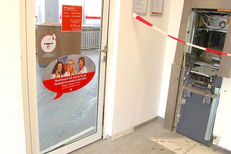 Die Wucht der Explosion hat nicht nur den Bankautomaten schwer beschädigt. Auch das Gebäude, Wände und Türen, wurden in Mitleidenschaft gezogen.