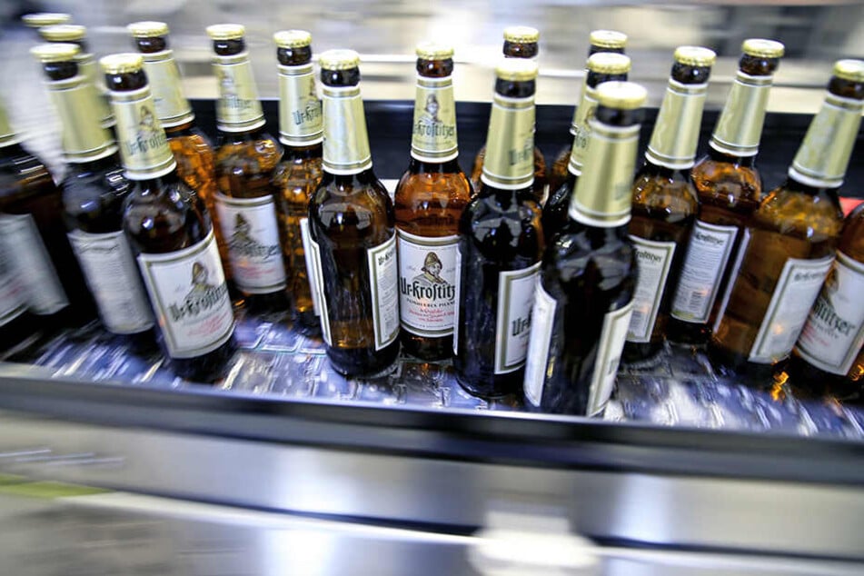 Zum Wohl! Bierflaschen, wie hier in der Krostitzer Brauerei, rattern in Sachsen zuhauf vom Band.