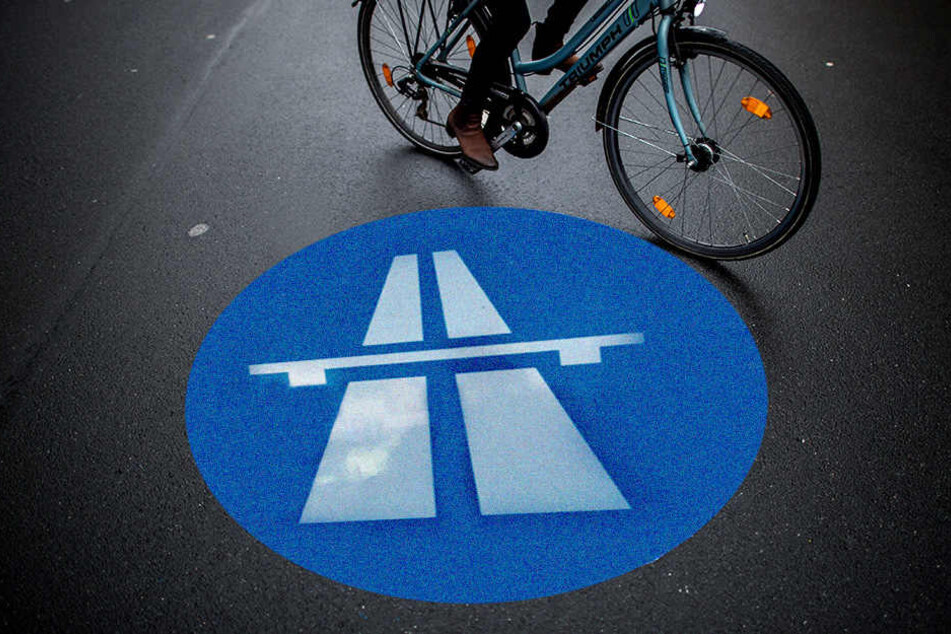 Autobahnen sind eigentlich nur für Kraftfahrzeuge zugelassen. (Bildmontage)