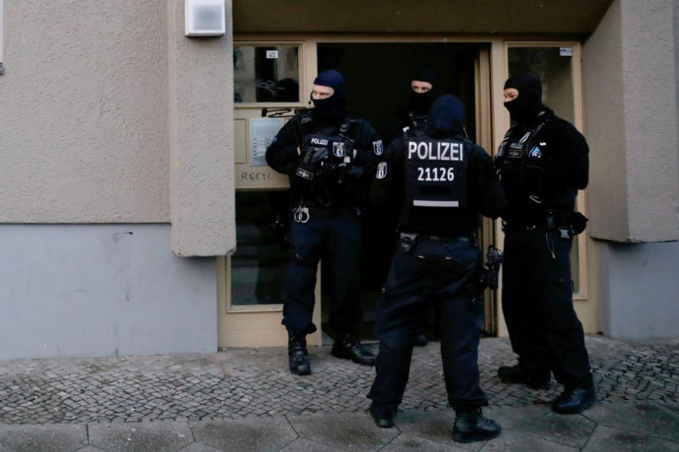 SEK Beamte stehen vor einem Haus in Kreuzberg bei einem Einsatz nach einem Überfall auf einen Geldtransporter im Oktober.