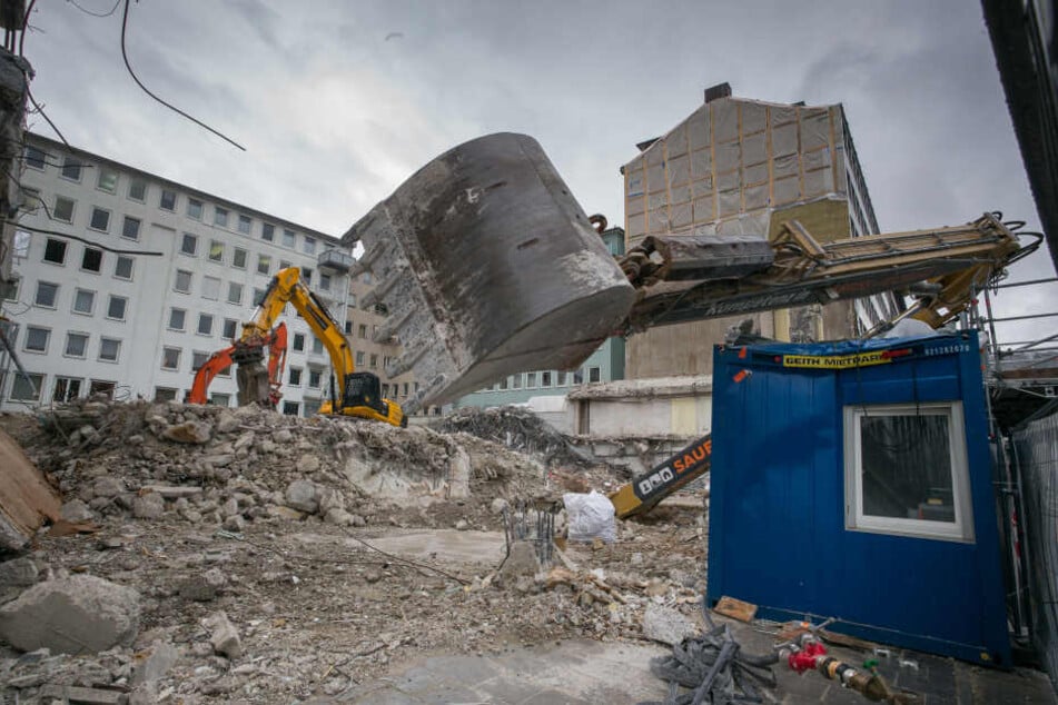 In München ist ein Bagger in eine Grube gestürzt.