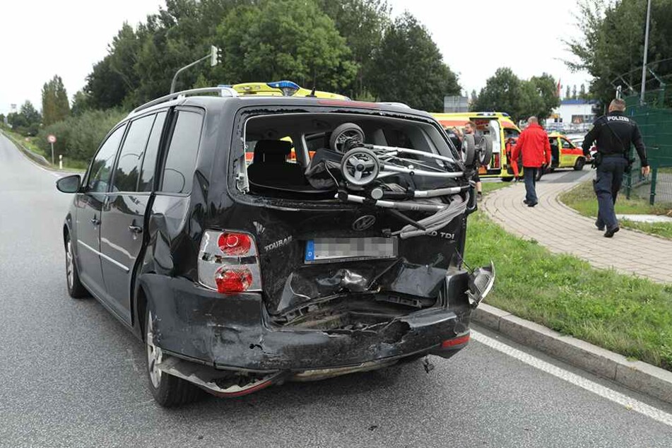 Drei Kinder saßen in diesem VW Touran. Alle kamen zusammen mit der Fahrerin ins Krankenhaus.