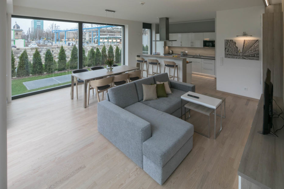 Das Appartement im Erdgeschoss verfügt auf zwei Etagen über zwei
Schlafzimmer, eine XXL-Wohnküche, zwei Bäder und eine eigene Terrasse.