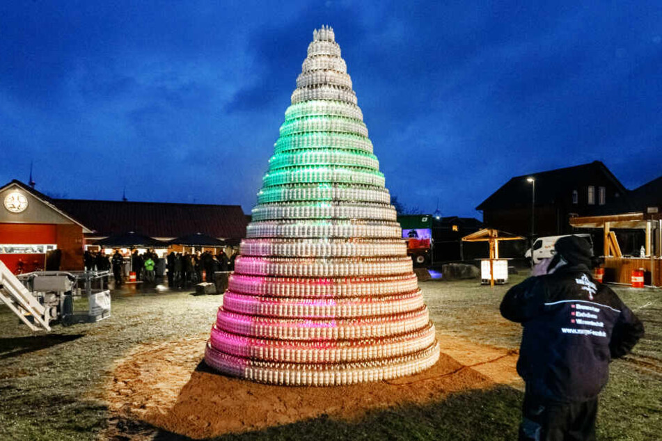 Ein Tannenbaum aus 5038 leeren Kornflaschen steht auf dem Festplatz Bendorf.