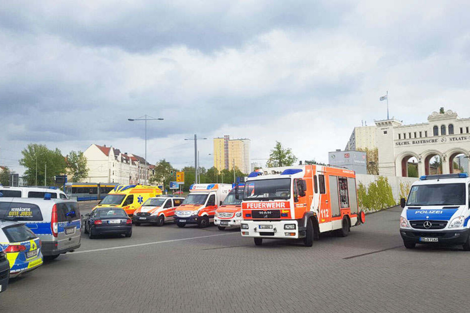 Mit einem Großaufgebot von Einsatzkräften waren die Polizei und der Rettungsdienst kurze Zeit nach dem Unfall vor Ort. Dem Mann konnte dennoch nicht mehr geholfen werden.
