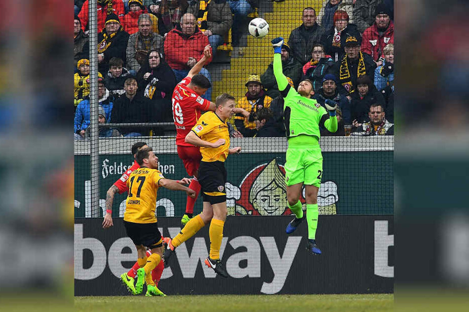 Marvin Schwäbe macht sich ganz lang, um diesen Ball zu klären. Aber auch mit dem Fuß hat Dynamos Keeper seine Stärken.