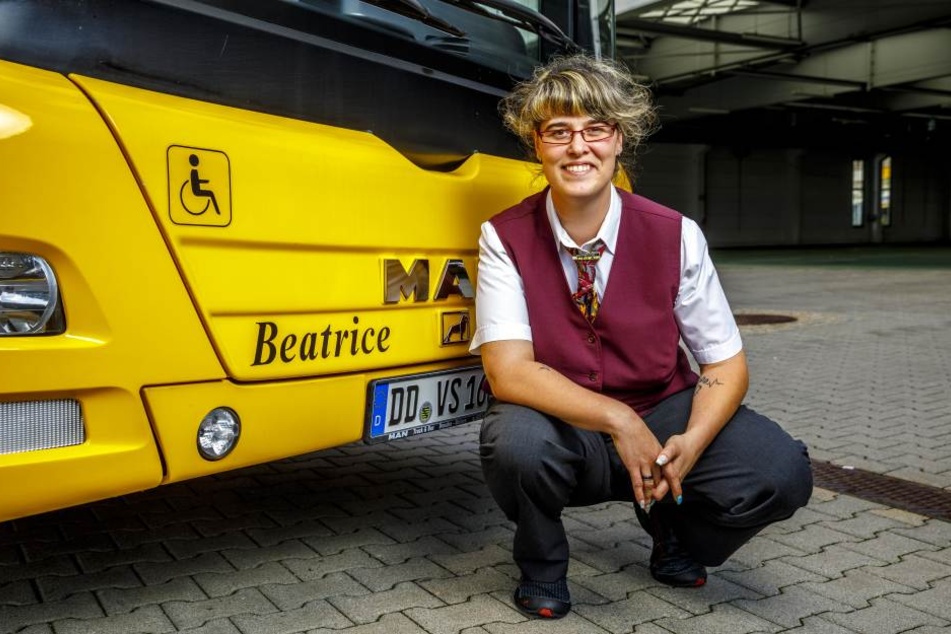 Auch Beatrice S. (33) freut sich über den auf sie getauften Bus.