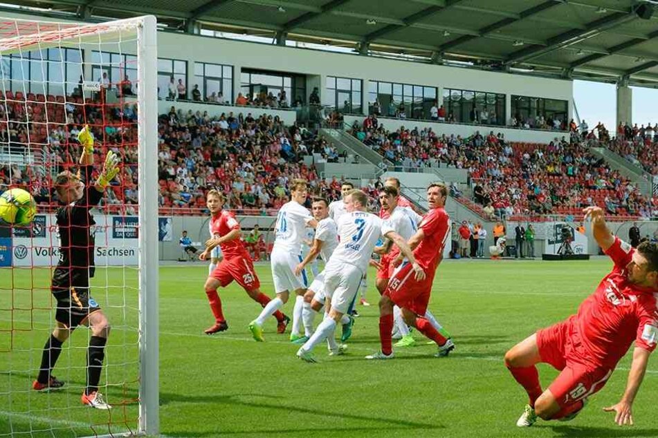 Ronny König (2.v.r.) erzielt gegen Lotte das Tor zum 1:1 - eins von bisher nur zwei Treffern des FSV.