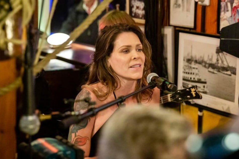 Sängerin Beth Hart sorgt für musikalische Unterhaltung.